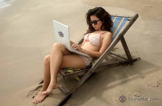 Hot Sexy Girl Using Facebook In Sea Beach | ShineMat.com
