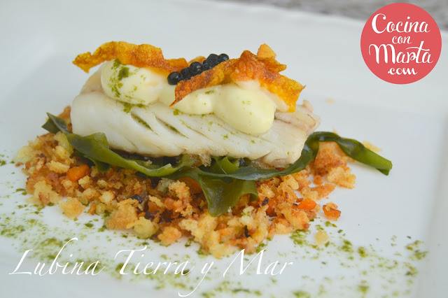 Lubina con migas de verduras, algas wakame, mayonesa de wasabi. Receta casera para fiestas, ocasiones especiales, navidad, receta navideña, pescado