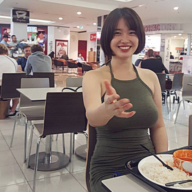 주근깨가 매력적인 모델 - 디쁠