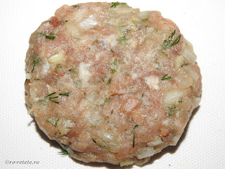 Chiftea de porc reteta de casa traditionala cu carne tocata paine usturoi marar chiftele chiftelute parjoale retete culinare tocatura,