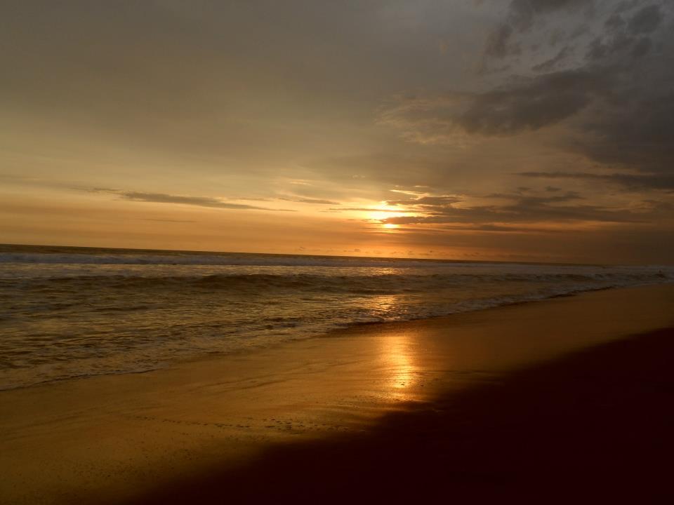 PANTAI BOCOR KEBUMEN, MENIKMATI KEMILAU SENJA BERSAMA ORANG TERSAYANG