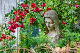 Maria met rode rozen