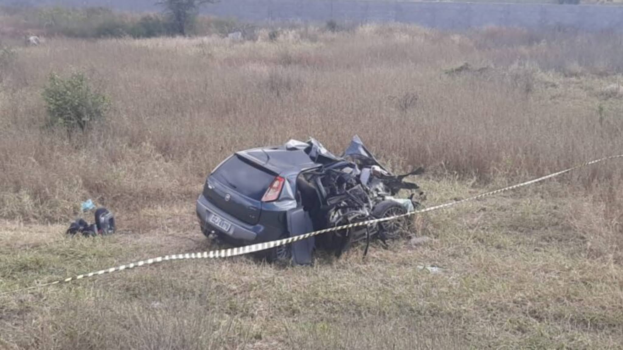 Casal e criança ficam feridos em colisão entre carro e carreta em Arcoverde