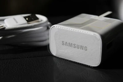 Samsung, iPhone 12 Şarj Cihazından Kurtulmak İçin Apple ile Alay Eden Gönderiyi Sildi