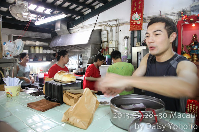 [澳門 Macau‧美食] 氹仔‧官也街 大利來記菠蘿豬扒包