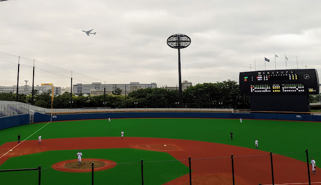 大田スタジアムの側を飛ぶ飛行機