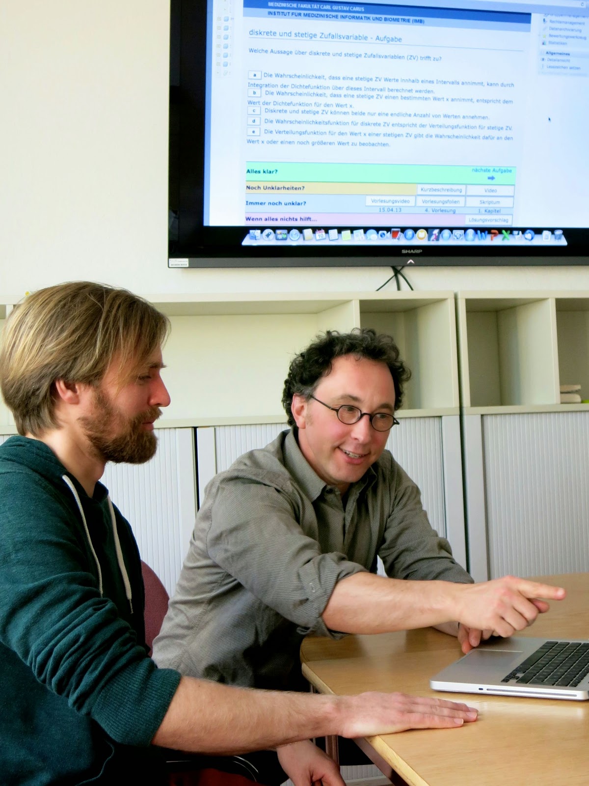 Prof Ingo Röder und Philipp Schulze vom Institut für Medizinische Informatik und Biometrie (IMB)