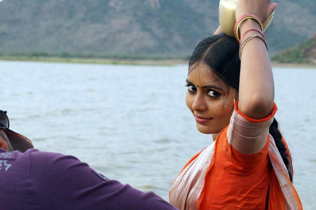 Actress Madhumitha Sexy In Wet Half Saree Hq Stills From The Movie