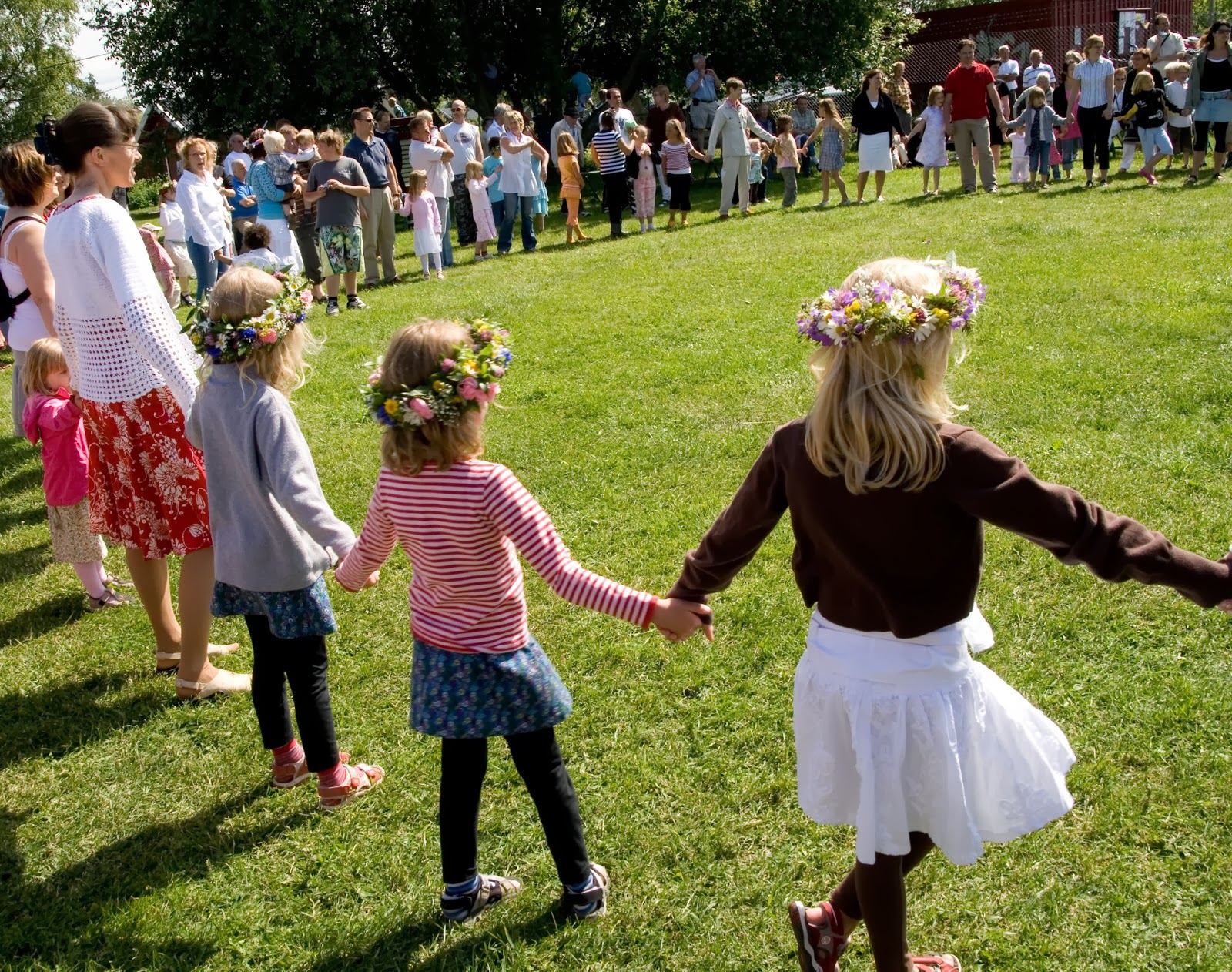 девушки кружатся в хороводе. гончарова наталья художница примитивизм. кадриль. русская пляска. хоровод с мамами.