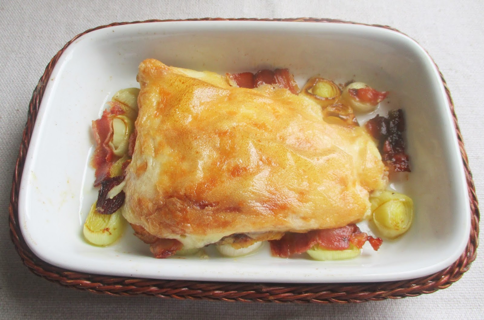 Aquí se cocina Trucha asalmonada gratinada sobre lecho de puerros y bacon