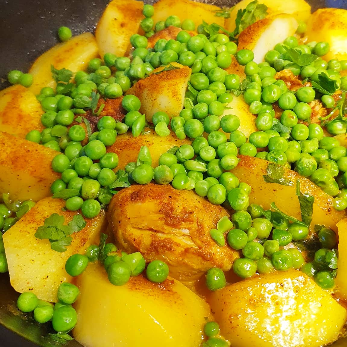 Kiptajine met aardappels en doperwten