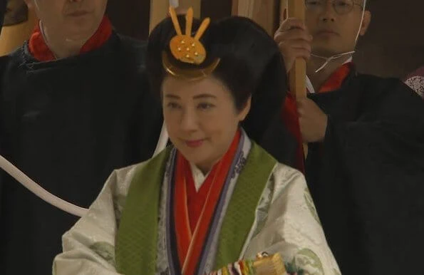 At the Geku outer shrine, The Emperor and Empress offered prayers  dedicated to the goddess of clothing