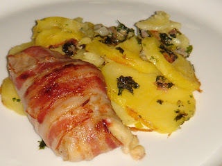Pulpa de porc (steak) in crusta de bacon cu cartofi la cuptor in sos de smantana si cascaval