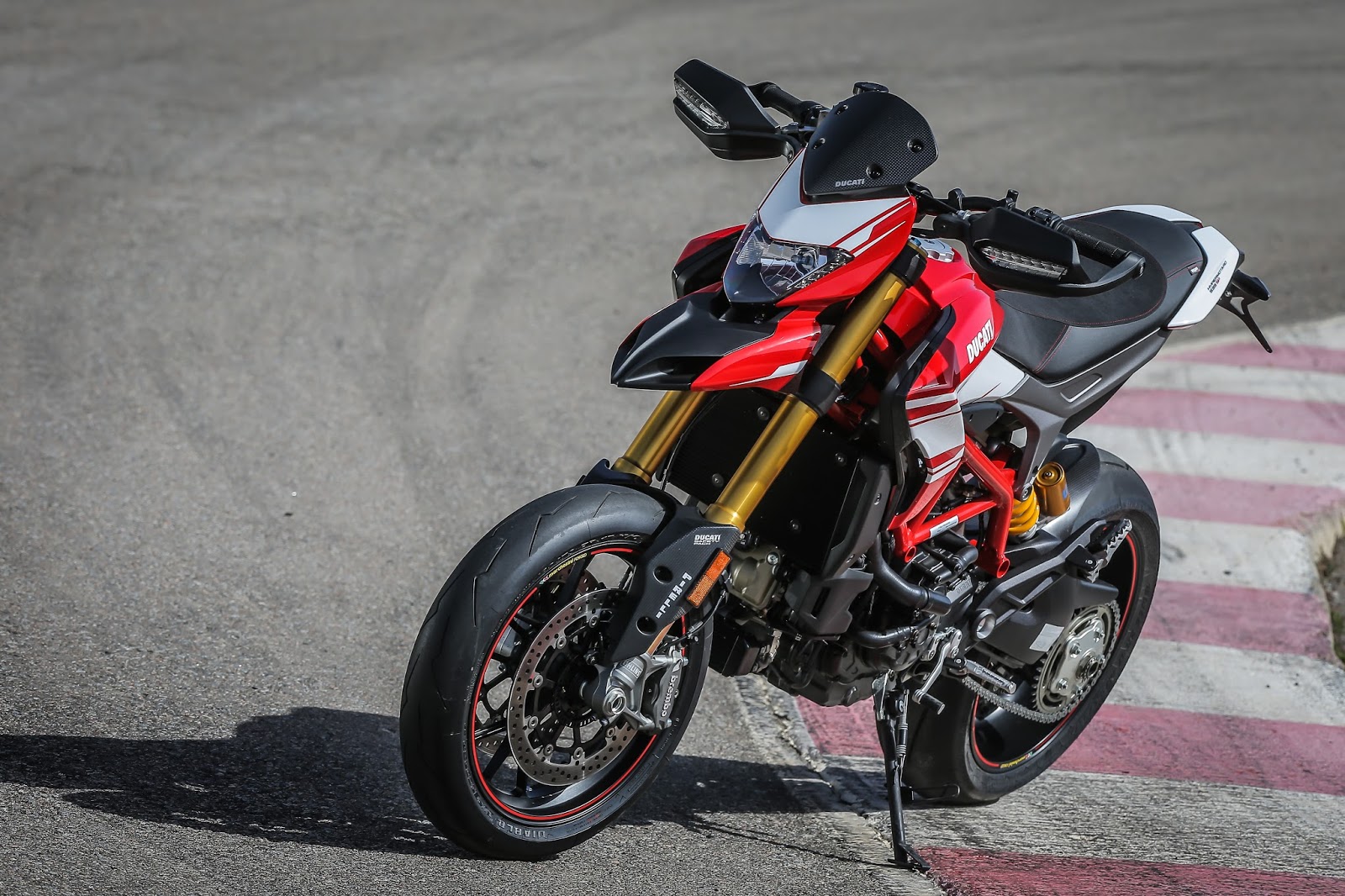 Racing Cafè Ducati Hypermotard 939 SP Ducati Performance 2016