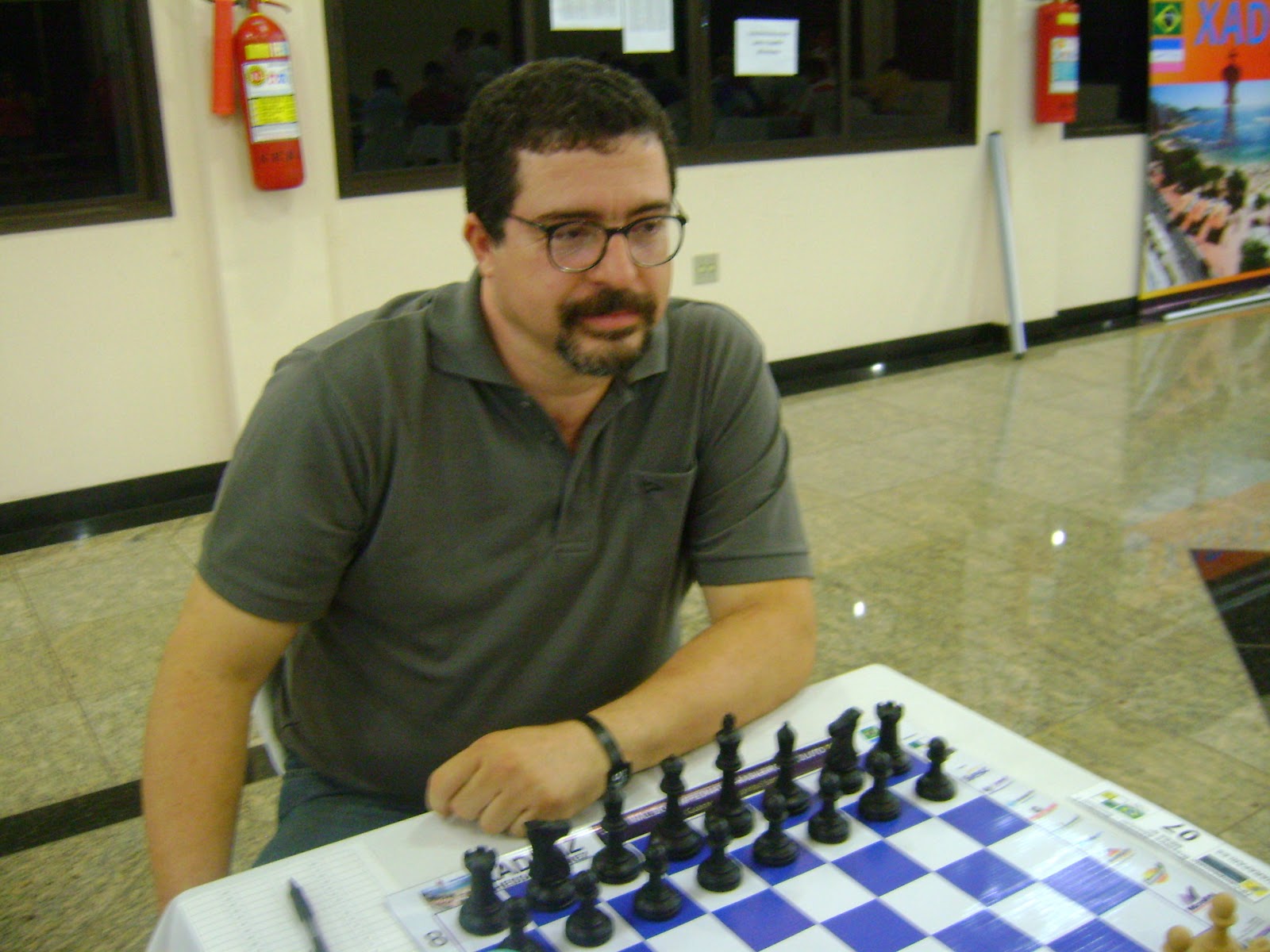 Grande Mestre Brasileiro Krikor enfrenta vários ao mesmo tempo