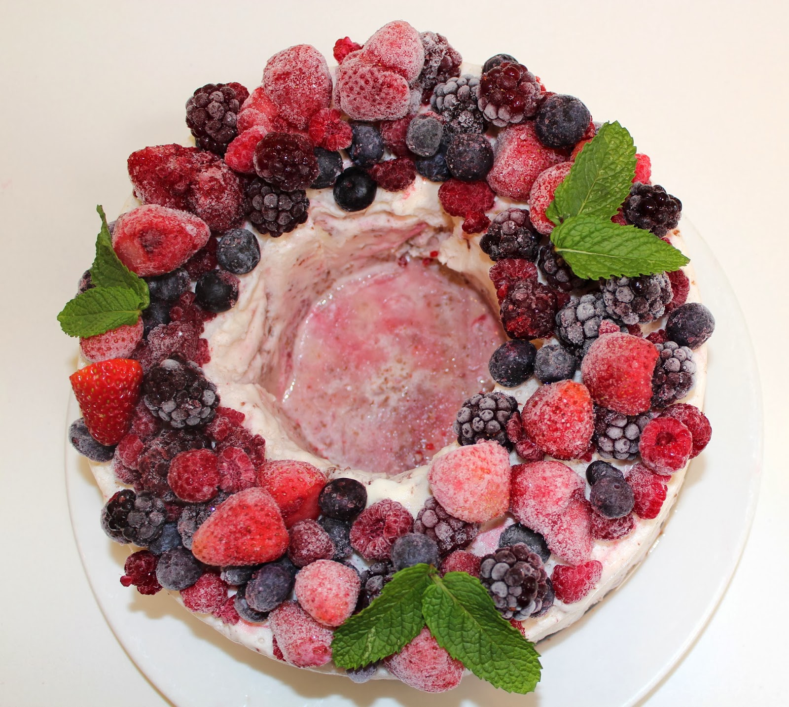 Easy Christmas Ice Cream Wreath with Mixed Berries and ...