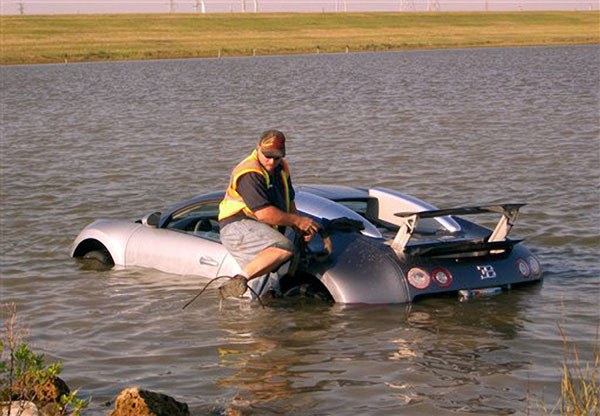 bugatti-veyron-lake-crash.jpg