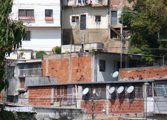 Ranchos con Directv. La televisión satelital y por cable se ha vuelto una necesidad en Venezuela.