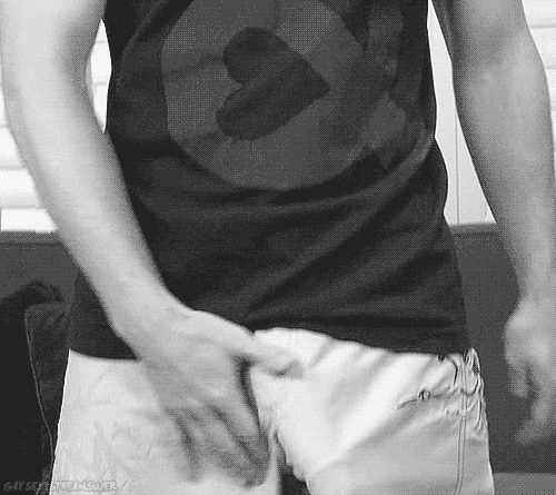 gay gif pau marcado short sem cueca