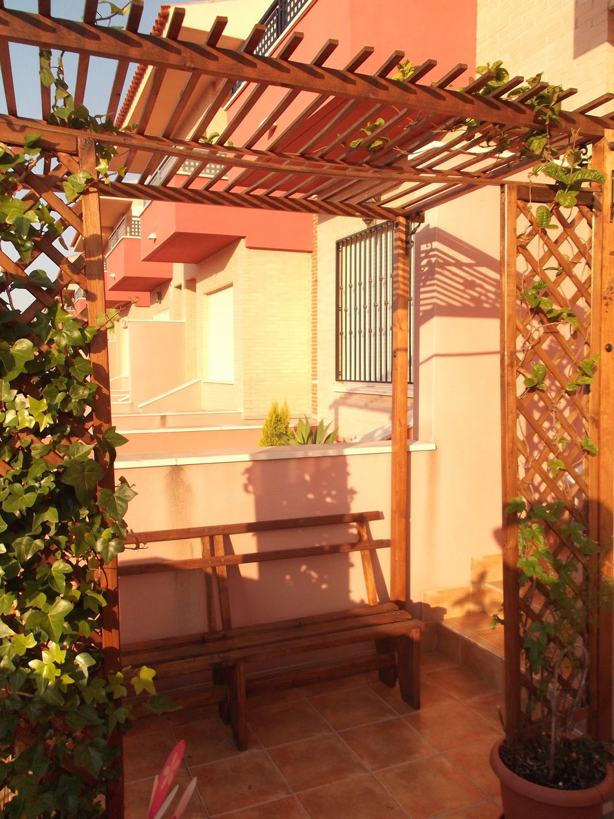 El taller : Pergola para la entrada a la vivienda...