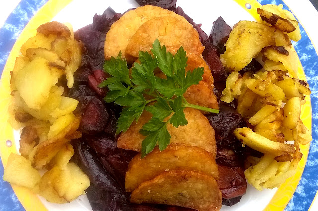 Tempeh de soja con guarnición de zanahorias moradas y patatas