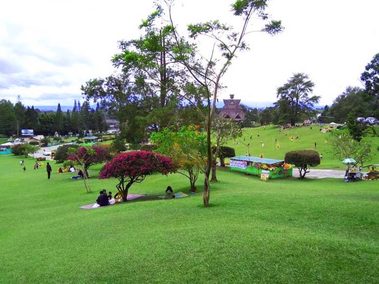 Bukit Kubu Berastagi, Rekreasi di Hotel Tua Tanpa Wajib