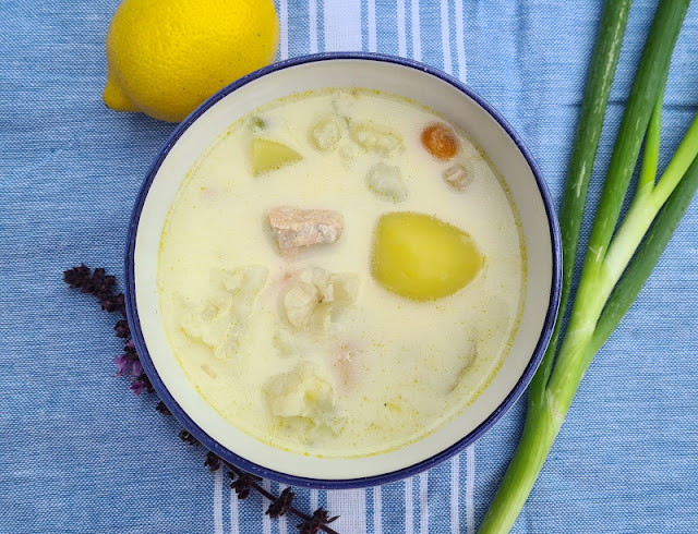 Rezept: Schwedische Sommersuppe mit Lachs. Eine Suppe für die ganze Familie oder eine Feier mit einfacher Zubereitung und leckeren Zutaten wie Gemüse, Fisch und einem Hauch Zitrone.