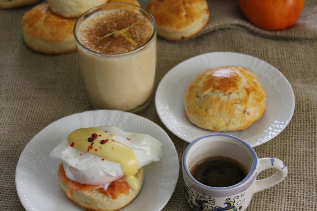 american breakfast: eggs benedict con kaki smoothie, scones ai frutti rossi e na' tazzulella e' cafè