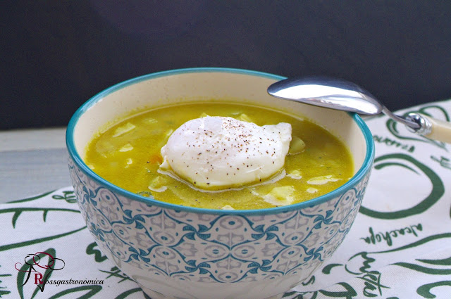 Sopa de tronco de brócoli y patata con huevo escalfado