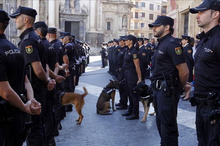 El Ministerio de Interior desbordado por las peticiones de polícias que desean ir a Cataluña para retirar urnas el 1 de octub Zzz