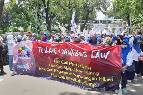 Aksi buruh perempuan menolak omnibus law di Jakarta
