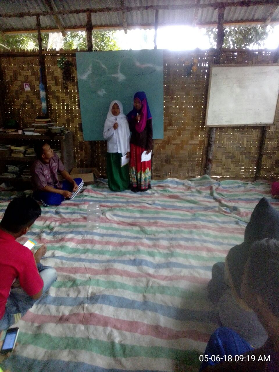 Anak-anak di Labura sedang menimba ilmu di salah satu sekolah mereka walau hanya berralaskan goni. Anak-anak di Labura sedang menimba ilmu di salah satu sekolah mereka walau hanya berralaskan goni.