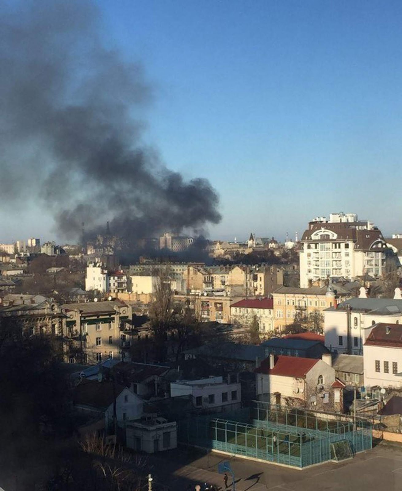 столкновения в одессе 2014. мгоревшие люди в одессе фото. одесса 2 мая дом профсоюзов. одесса 2014 дом профсоюзов. горящие здание в одессе.
