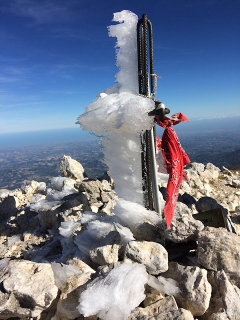 La croce di vetta del monte Camicia