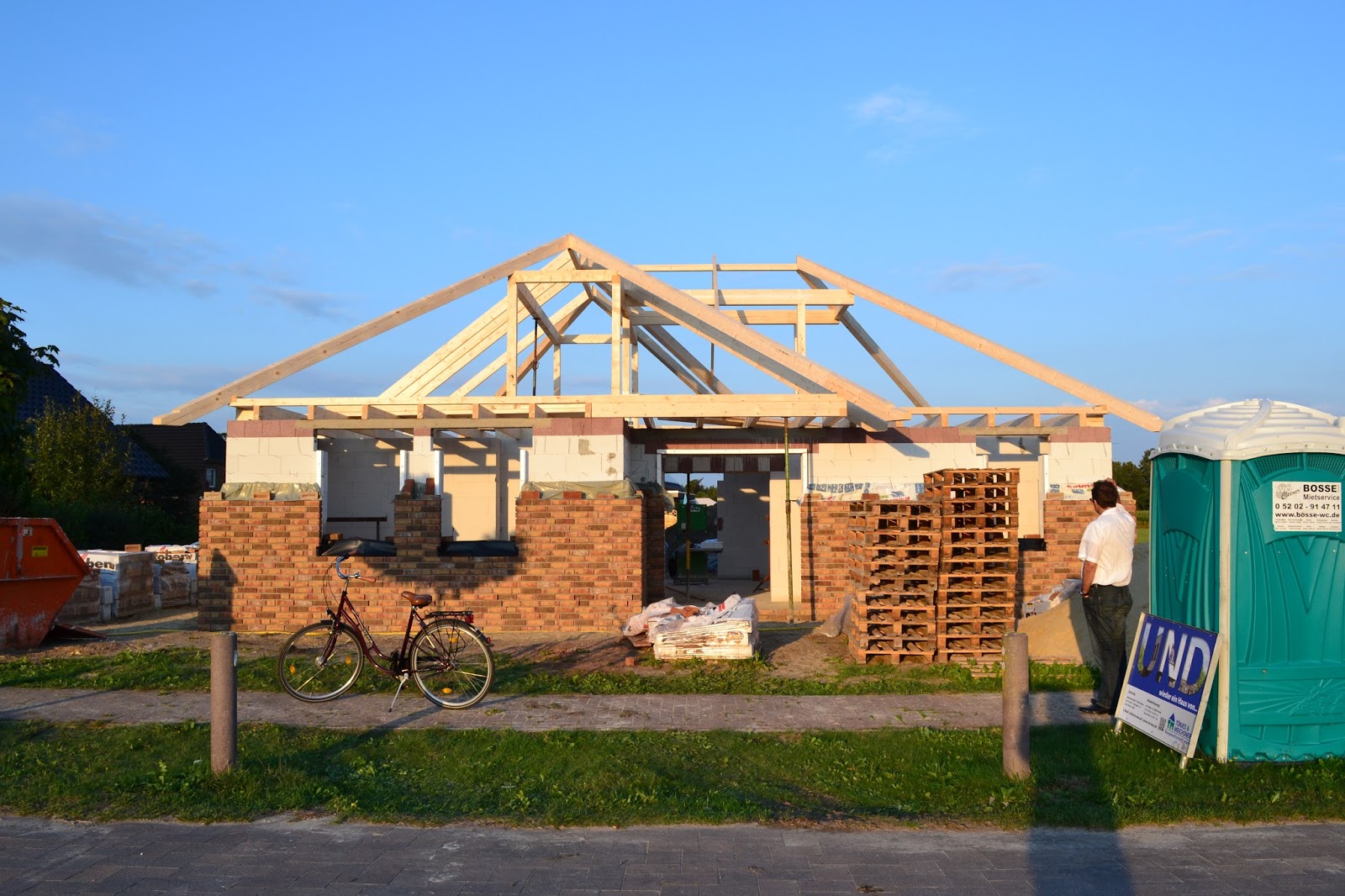 Tönjes und Meichsner Bungalow: Dachstuhl nimmt Form an