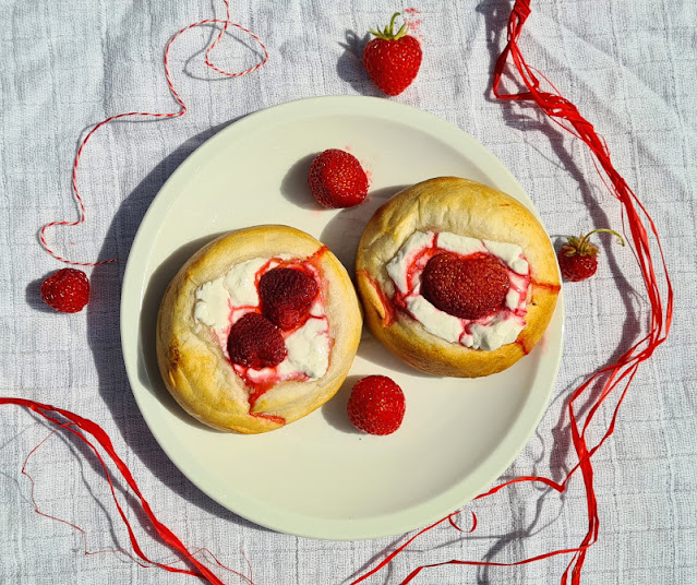 Rezept: Blitzschnelle dänische Erdbeer-Boller. Die leckeren Erdbeer-Brötchen sind einfach und schnell gebacken und schmecken Kindern und Erwachsenen.