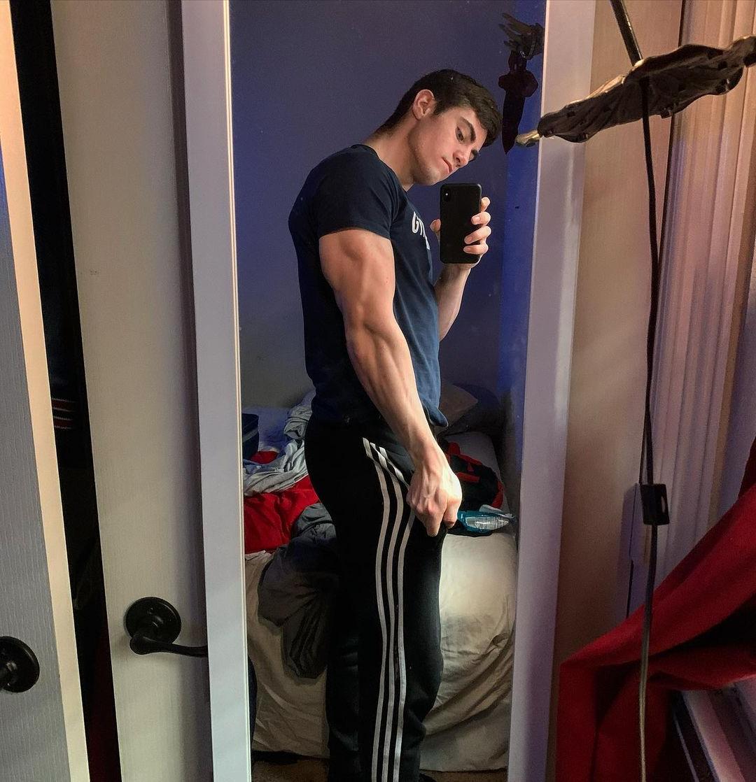 young-hot-baited-straight-bad-boys-sean-stahl-bedroom-selfie-strong-arms-triceps-flex