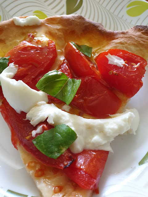 Pizza tomates fraîches et burrata;Pizza tomates fraîches et burrata