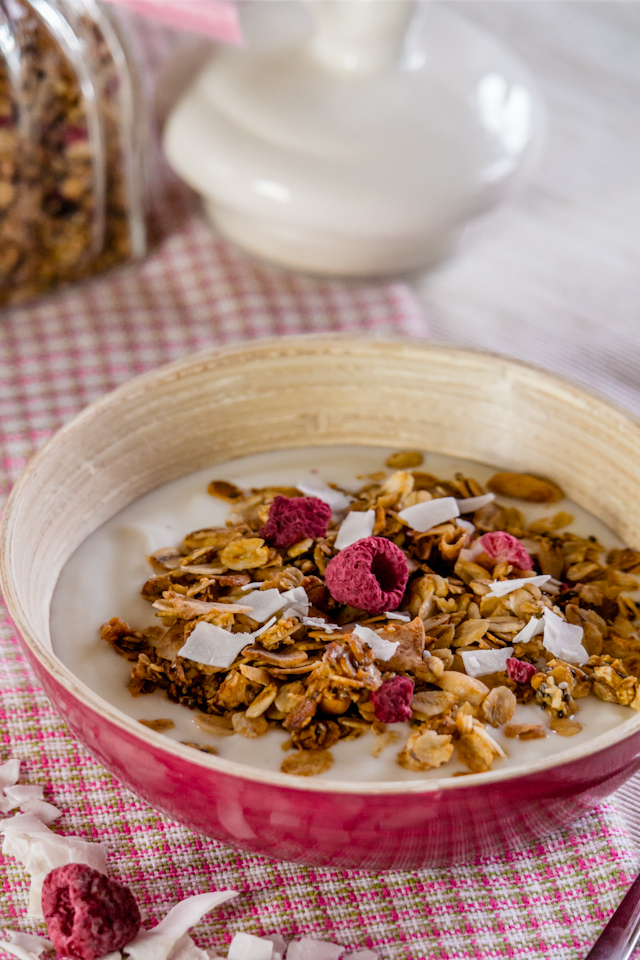 Knuspermüsli ohne Zucker: Himbeer-Kokos-Müsli