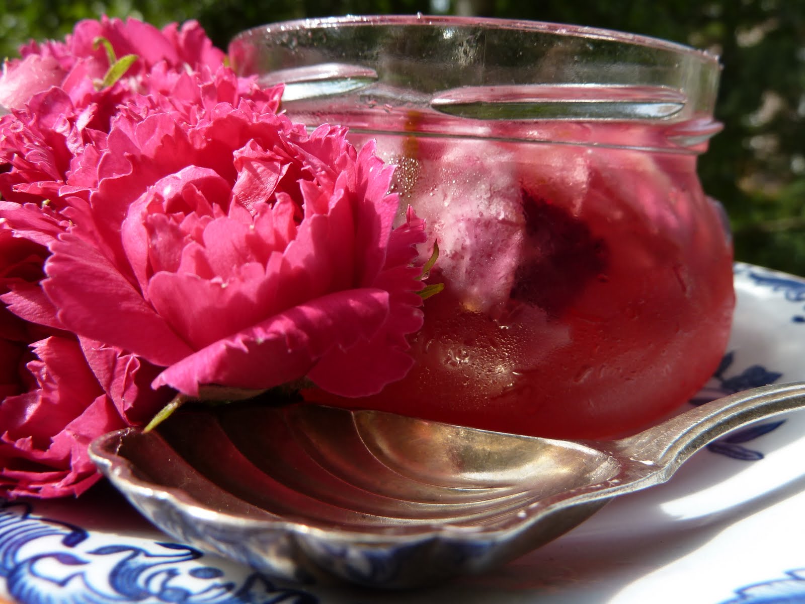 lumo-lifestyle-edible-beauty-rose-petal-jam