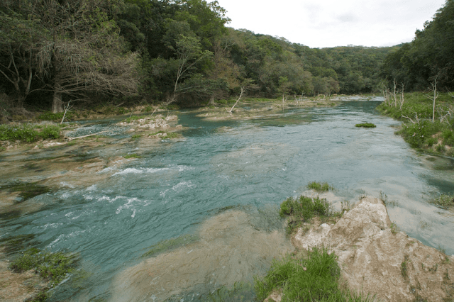 Río tampaón con corrientes moderadas