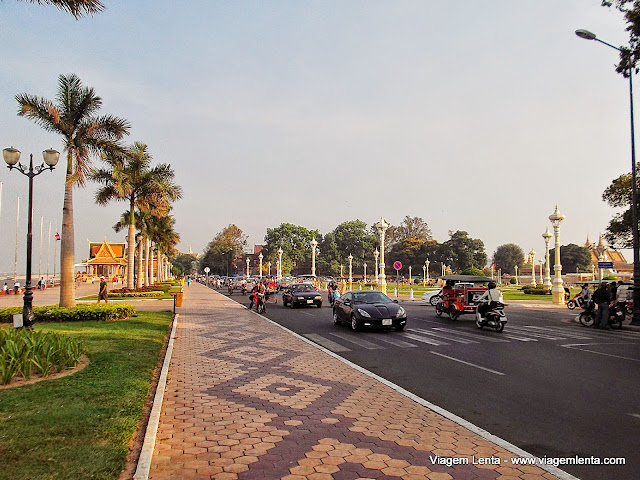 A avenida Sisowath, que margeia o rio Mekong, em Phnom Penh