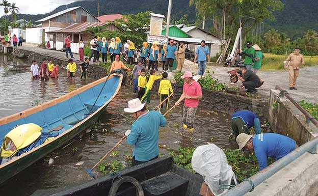 Pemnag Koto Malintang Agam Bersihkan Sampah Plastik
