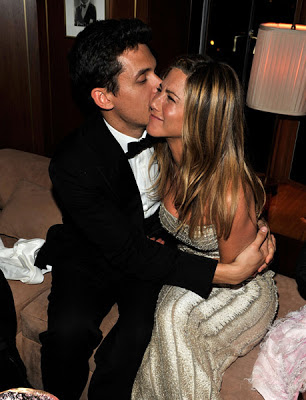 Jennifer Aniston Kissing Photo Gallery