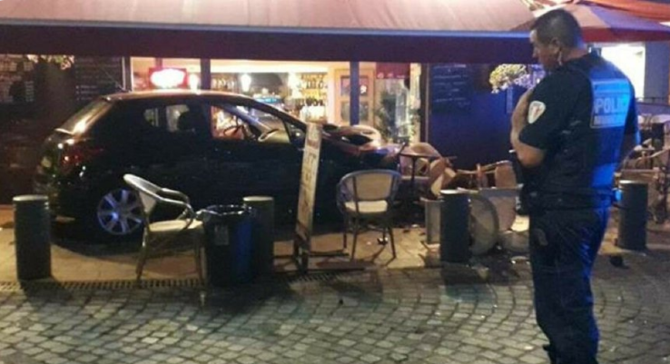 La Ciotat (13) : Un véhicule fonce dans un bar en emportant les meubles de la terrasse où étaient attablés des clients