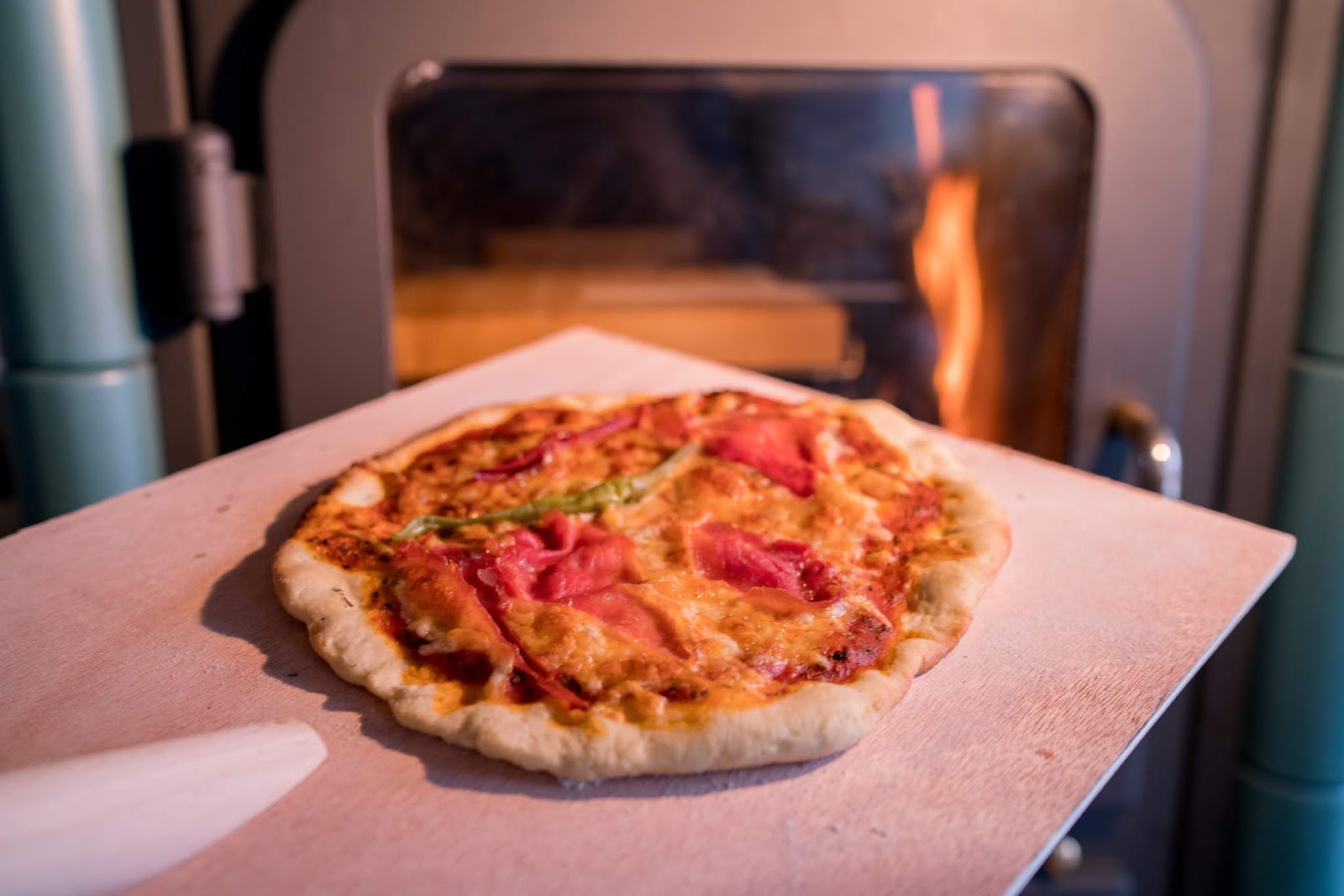 Wie Backe Ich Pizza Am Besten Pizzabacken im Wohnzimmer | Steinofenpizza aus dem Kaminofen mit Pizza