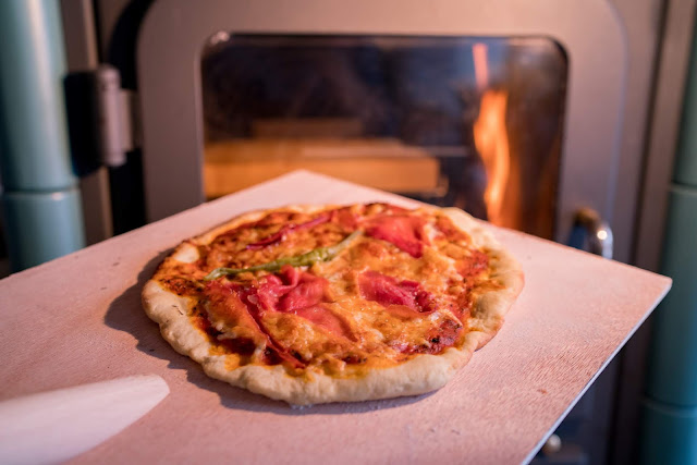 Pizzabacken im Wohnzimmer | Steinofenpizza aus dem Kaminofen mit Pizza Casa | So gelingt dir Pizza wie beim Italiener! Pizzastein-Schamott Pizzateig-Rezept 18
