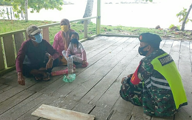 Babinsa David Alaslan Ingatkan Masyarakat Untuk Tidak Terlena dan Selalu Terapkan Prokes Babinsa David Alaslan Ingatkan Masyarakat Untuk Tidak Terlena dan Selalu Terapkan Prokes