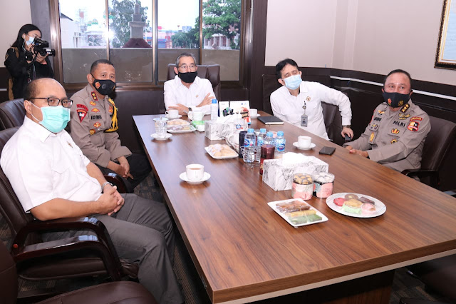 Palembang - majalahglobal.com: Kapolda Sumsel Irjen Pol Prof. Dr. Eko Indra Heri S., MM Mengikuti Pelaksanaan Kegiatan Entry Briefing Dalam Rangka Pemeriksaan BPK RI Pada Kinerja Atas Penanggulangan Pandemi Covid-19 di Jajaran Polda Sumsel di Ruang Rekonfu Lantai III Gedung Promoter Mapolda Sumsel, Rabu (14/10). Pimpinan BPK RI menyampaikan bahwa kami sangat bangga ketika Polri mau menerima masukan kami. BPK dalam saat ini akan melaksanakan pemeriksaan kinerja ataupun pemeriksaan dengan tujuan tertentu, sasaran nya tidak jauh dari tepat waktu, tepat harga, tepat jumlah. Pemeriksaan kinerja ini terkait dengan kinerja Polri dalam melaksanakan Harkamtibmas dengan situasi pandemi saat ini. Setiap kegiatan jangan sampai tidak ada renbutnya sehingga untuk produknya tidak tepat sasaran, untuk itulah persiapkan setiap kegiatan renbutnya. Menjadikan pembelajaran bagi kita semua dalam membuat renbut bila memang sudah tidak cocok dengan kegiatan sebelumnya maka akan di rencanakan kedepannya untuk di ubah di sesuaikan dengan kebutuhan. Sesuai dengan Undang-Undang ada beberapa point yang menjadi penilaian yang penting dalam pemeriksaan BPK yaitu pemeriksaan keuangan, pemeriksaan kinerja, pemeriksaan dengan tujuan tertentu. Apabila nanti ditemukan adanya penyelewengan anggaran yang ternyata tidak sesuai, maka itu bisa dijadikan temuan, tandasnya Sebenarnya permasalahan pandemi covid-19 bukan semata-mata persoalan penyakit ataupun kesehatan akan tetapi lebih penting dari hal tersebut adalah dampak permasalahan ekonomi yang dapat menimbulkan polemik yang sangat berpengaruh dilingkungan masyarakat. Irwasum Polri juga menyampaikan terima kasih dan apresiasi terhadap BTP dari BPK RI 7 kali berturut - turut dan mengapresiasi kepada Polda Sumsel yang meningkatkan PDK yang lebih dekat kepada masyarakat seperti Warung Mang PDK, adanya Kampung Tangkal dan lain sebagainya. Kami juga mengucapkan apresiasi kepada Polrestabes Palembang sudah membantu dengan meminta bantuan waria untuk menciptakan situasi yang kondusif dalam kegiatan Unras UU cipta kerja. Untuk para Kasatwil saya berharap untuk terus menggelorakan bagaimana mengantisipasi pandemi covid-19, imbuhnya. Kapolda mengucapkan selamat datang kepada Bapak Irwasum, Para Pimpinan BPK RI dan Tim di Polda Sumsel. Berkaitan dengan pandemi covid-19 ada beberapa kegiatan yang dilaksanakan oleh Gugus Tugas untuk mengantisipasi penyebaran covid-19 untuk menciptakan harkamtibmas yang kondusif diwilayah sumsel. Polda Sumsel dalam hal ini telah melaksanakan berbagai inovasi salah satunya Kampung Tangkal Covid-19 dan memberikan dampak yang positif. Kemudian Polda Sumsel memberikan bantuan korban pandemi covid-19 dengan melaksanakan kegiatan pembagian beras / sembako gratis, setiap hari jum’at kita mengadakan kegiatan Warung Mang Pedeka yang bertujuan untuk berbagi kepada masyarakat yang terdampak pandemi covid-19, ujarnya. Mang PDK ini bermaksud untuk mempererat kedekatan antara masyarakat dengan Polri terlebih lagi dengan adanya UU Cipta Kerja yang menimbulkan polemik dilingkungan masyarakat sehingga masyarakat melaksanakan unras penolakan terhadap UU tersebut dan pelaksanaan Unras pun berjalan kondusif. Untuk itulah perlunya kita berkoordinasi, berkomunikasi serta menjalin sinergitas agar situasi kondisi di sumsel dapat berjalan aman, damai dan lancar, pungkasnya. (Tri Sutrisno)