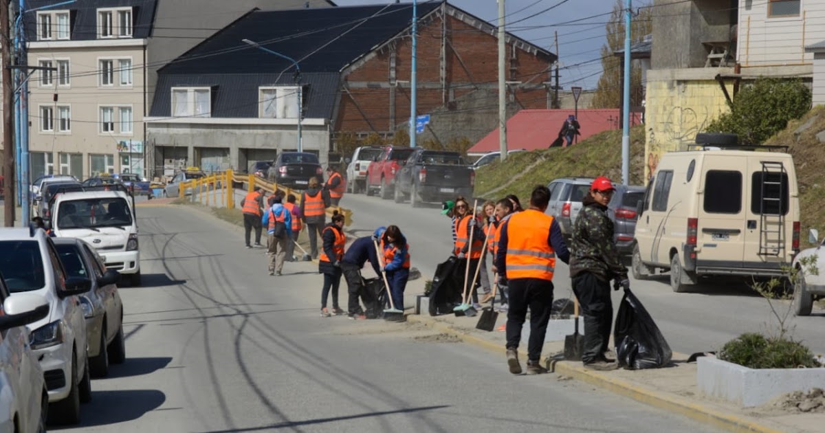 Ushuaia solicita a los Vecinos retirar los Vehículos de Magallanes y Perón para Limpíeza de la vía pública - Portal La TDF